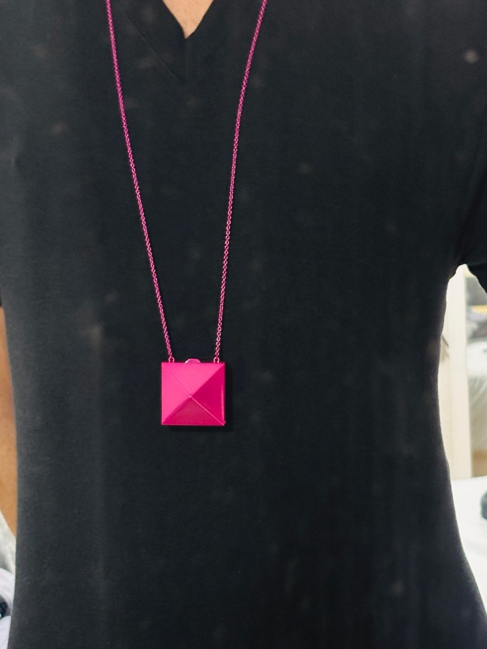 Valentino Garavani Rockstud Metallic Pink Mirror Compact Necklace - Picture 11 of 13